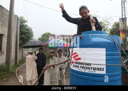 La distribution de l'eau aux victimes d'inondations au Pakistan le Banque D'Images