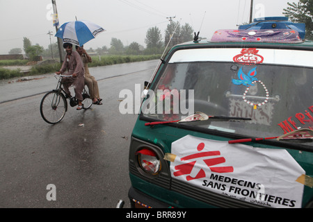 La distribution de l'eau aux victimes d'inondations au Pakistan le Banque D'Images