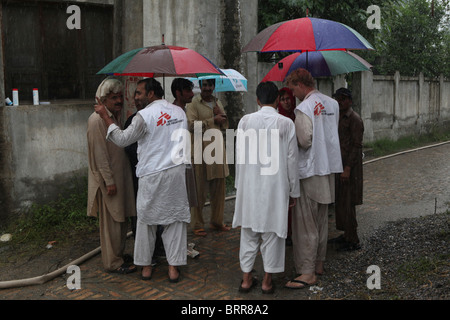 La distribution de l'eau aux victimes d'inondations au Pakistan le Banque D'Images