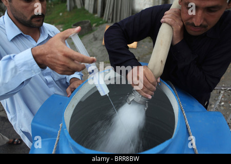 La distribution de l'eau aux victimes d'inondations au Pakistan le Banque D'Images