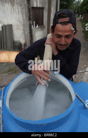 La distribution de l'eau aux victimes d'inondations au Pakistan le Banque D'Images