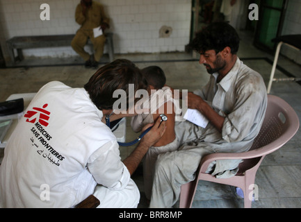 Des soins médicaux aux victimes des inondations au Pakistan Banque D'Images