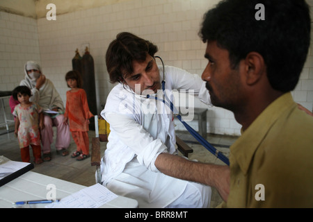 Des soins médicaux aux victimes des inondations au Pakistan Banque D'Images