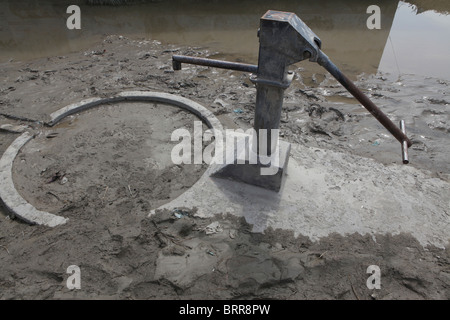 La distribution de l'eau aux victimes d'inondations au Pakistan le Banque D'Images