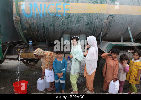 Les victimes des graves inondations au Pakistan (2010) Banque D'Images