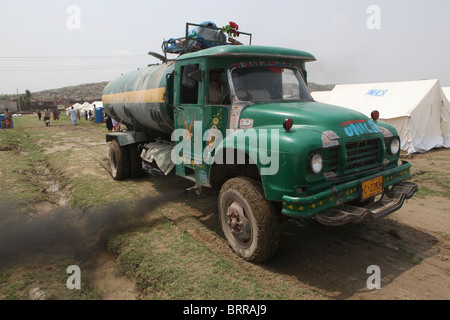 La distribution de l'eau aux victimes d'inondations au Pakistan le Banque D'Images