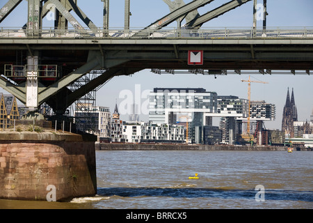 De nouveaux immeubles de bureaux, maisons grue, de la cathédrale et du pont sud à l'avant-garde, Cologne, Rhénanie, Allemagne Banque D'Images