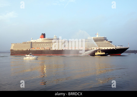 Pour de nouveaux navires Cunard le Queen Elizabeth arriver lors de sa première visite à Southampton le vendredi 8 octobre Banque D'Images