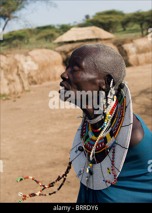 Vieille Femme masai.Les Massaï (également Masai) sont un groupe ethnique de nilotique, population semi-nomade situé dans le nord de la Tanzanie et Kenya Banque D'Images