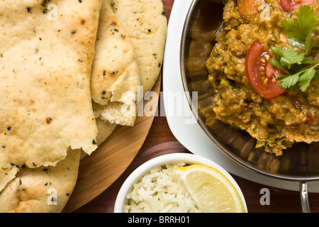 Repas curry indien de poulet épicé, riz et pain naan. Banque D'Images