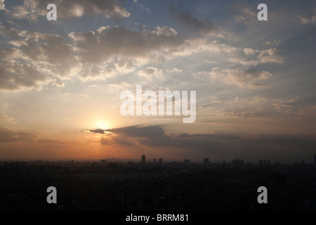 Coucher de soleil sur le Caire avec un aperçu des grandes pyramides à l'horizon, l'Égypte. Banque D'Images