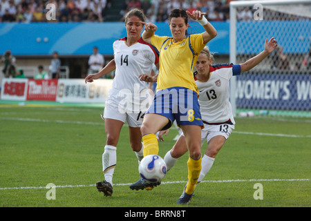 Lotta Schelin de Suède (8) de la balle au cours d'une Coupe du Monde féminine 2007 match contre les États-Unis. Banque D'Images