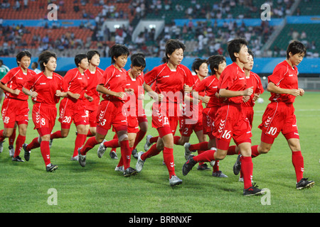 L'équipe nationale nord-coréenne se réchauffe avant un match du Groupe B de la Coupe du monde féminine de la FIFA contre le Nigeria le 14 septembre 2007 à Chengdu, en Chine. Usage éditorial exclusif. Utilisation commerciale interdite. Banque D'Images