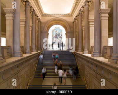 Le Metropolitan Museum of Art, le Grand Hall escaliers, NYC Banque D'Images