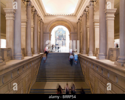 Le Metropolitan Museum of Art, le Grand Hall escaliers, NYC Banque D'Images