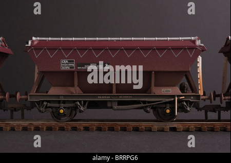 Les wagons-trémies couverts 46 tonne livrée EWS CEA, érodés, closeup Banque D'Images