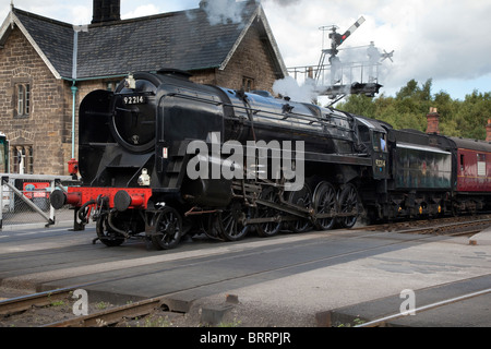 BR 2-10-0 Class 9F 92214 machine à vapeur laissant Grosmont, gare ferroviaire historique de North York Moors Banque D'Images