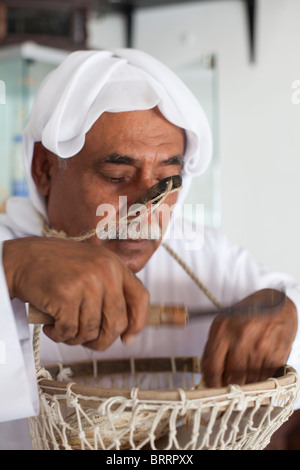 Recréer des perles en Bu Khalaf Café administré par Abdulla Khalifa, district de Muharraq, Bahrain Banque D'Images