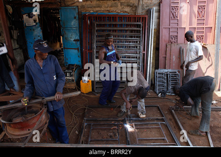 Les hommes la soudure dans l'atelier métal Freetown Sierra Leone Afrique de l'Ouest Banque D'Images