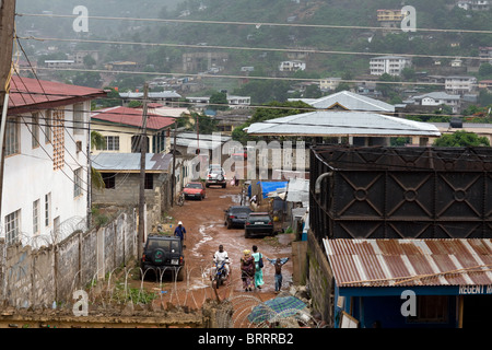 Dans les rues Regent domaine de Freetown Sierra Leone Afrique de l'Ouest en saison des pluies Banque D'Images