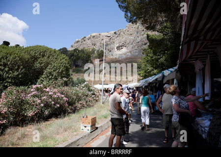 Marché du matin à Cefalu situé sous le rocher de la Rocca. Banque D'Images