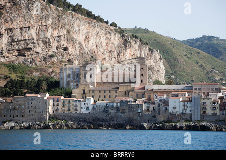 Le front de mer sur la ville de Cefalu en Sicile, construit au pied de la montagne. Banque D'Images
