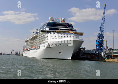 Bateau de croisière Celebrity 'Eclipse' accosté à de nouveaux quais, Port de Southampton, Southampton, Hampshire, England, UK. Banque D'Images