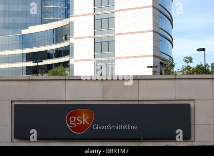 Siège mondial de l'entreprise pharmaceutique gsk, ou Glaxo Smith Kline, avec nom et logo en premier plan Banque D'Images