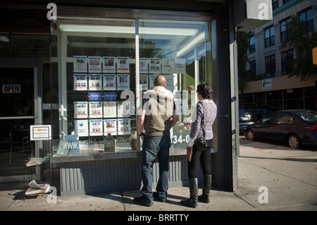 Les acheteurs potentiels consultez une liste des courtiers immobiliers dans le quartier de Boerum Hill à Brooklyn New York Banque D'Images