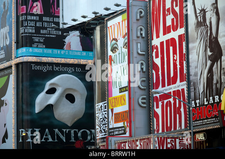 Des panneaux publicitaires pour des comédies musicales de Broadway sont vus dans Times Square à New York le mercredi, Octobre 6, 2010. (© Richard B. Levine) Banque D'Images