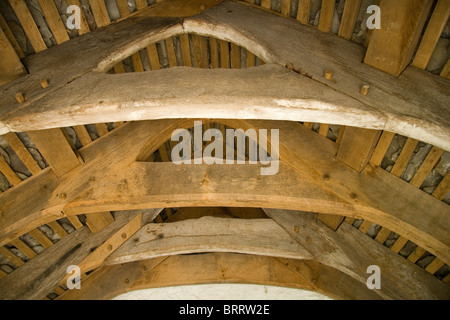 D'origine principalement fermes en bois soutenant le toit du porche de l'église St Teilo Banque D'Images