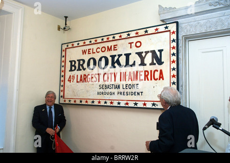 La célèbre 'Bienvenue à Brooklyn' signe se trouve maintenant au Brooklyn Borough Hall à New York Banque D'Images