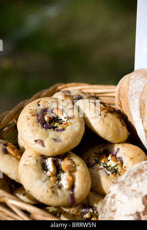 Pain frais sur le farmers market stall Banque D'Images