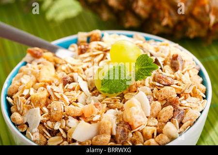 Muesli aux fruits exotiques et les raisins dans un bol Banque D'Images