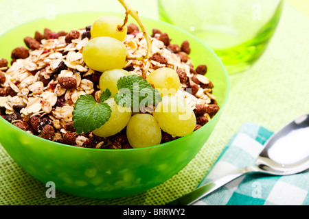 Chocolat muesli et les raisins dans un bol Banque D'Images