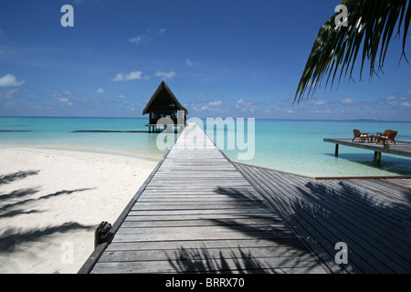 Un bar de plage sur scène, Kuramathi Island resort tropical sur les Maldives Banque D'Images