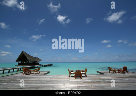 Un bar de plage sur scène, Kuramathi Island resort tropical sur les Maldives Banque D'Images