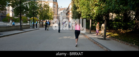 Paris, France, les gens dans le Parc du Luxembourg, 'jardin de Luxembourg', vue panoramique du chemin 'jardin du Luxembourg' la femme court [arrière] jogger paris Banque D'Images