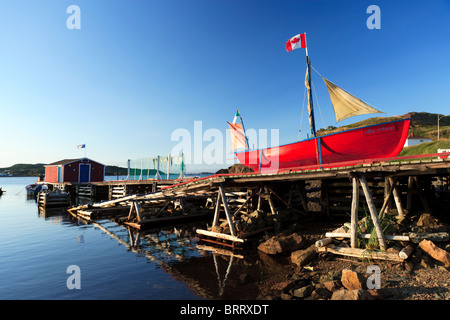 Les quais de pêche en bois, jetées, voile et cabane de Durrell, près de Twillingate, Terre-Neuve, Canada. Banque D'Images