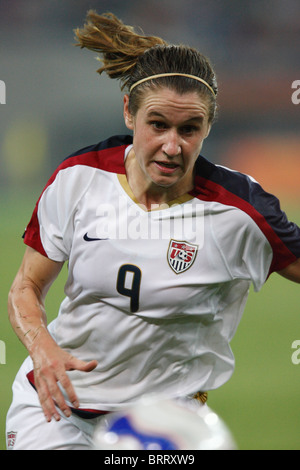 Heather O'Reilly de l'USA en action au cours d'une Coupe du Monde féminine 2007 football match quart de finale contre l'Angleterre. Banque D'Images