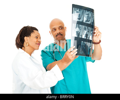 Deux médecins l'examen d'un patient, les résultats radiologiques. Isolé sur blanc. Banque D'Images