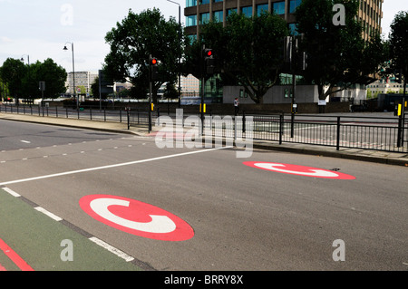 Symboles de la congestion charge rouge peint sur la route, Millbank, Londres, Angleterre, Royaume-Uni, Banque D'Images