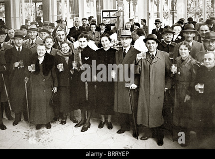 Tout le monde, boire de la bière, la photographie historique, vers 1930 Banque D'Images