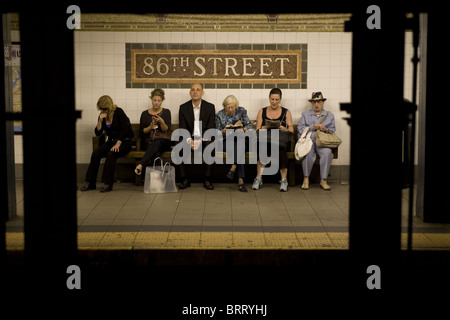 En attendant le train 6, Lexington Line, New York City. Banque D'Images