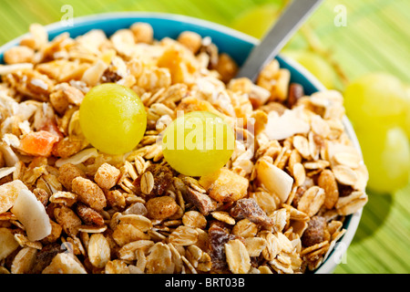 Musli aux fruits et les raisins dans un bol Banque D'Images