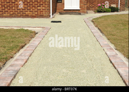 Nouvelle maison allée et sentier de la construction. Image montre toute la surface a été répandue avec du verre ensemble Banque D'Images