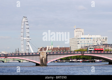 Pont de Lambeth, London Eye et St Thomas' Hospital, vu de Millbank Pier, London, England, UK Banque D'Images