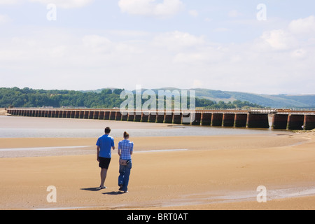 Le Viaduc de Kent à Arnside s'étendant à travers le fleuve de l'estuaire de Kent à Grange Over Sands. Banque D'Images