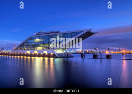 Dockland moderne immeuble de bureaux sur Elbe au coucher du soleil, port de pêche, marché aux poissons St Pauli, le port de Hambourg, Hambourg Banque D'Images