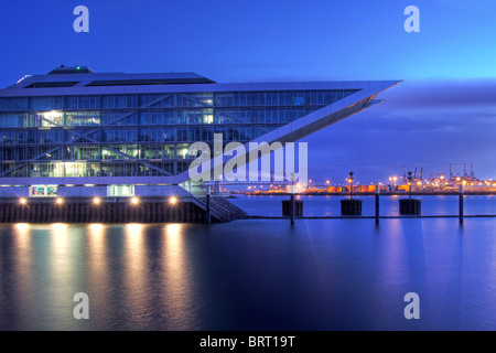 Dockland moderne immeuble de bureaux sur Elbe au coucher du soleil, port de pêche, marché aux poissons St Pauli, le port de Hambourg, Hambourg Banque D'Images
